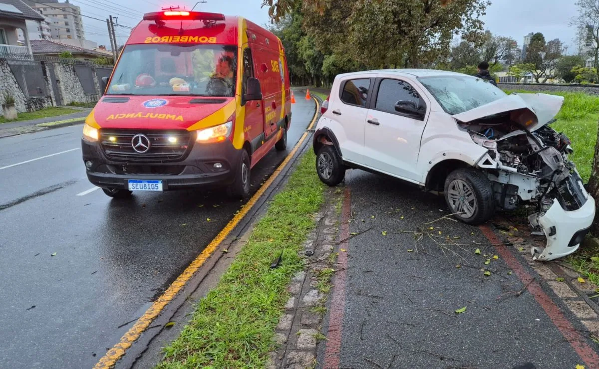 Motorista de aplicativo dorme ao volante após trabalhar de madrugada e bate contra árvore em avenida de Curitiba