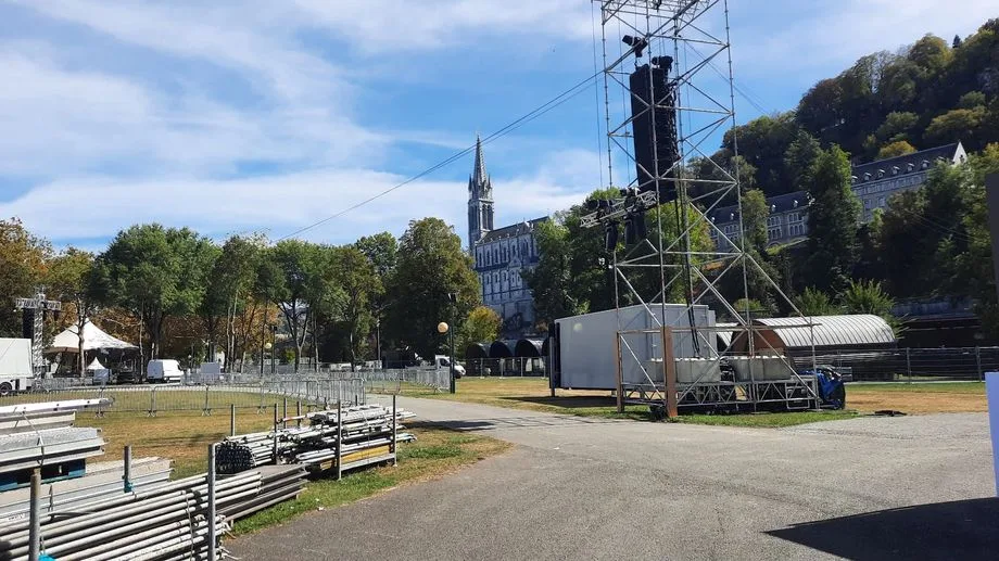Visite du pape à Lourdes : le sanctuaire se prépare à accueillir sur la prairie 150.000 fidèles pour la messe