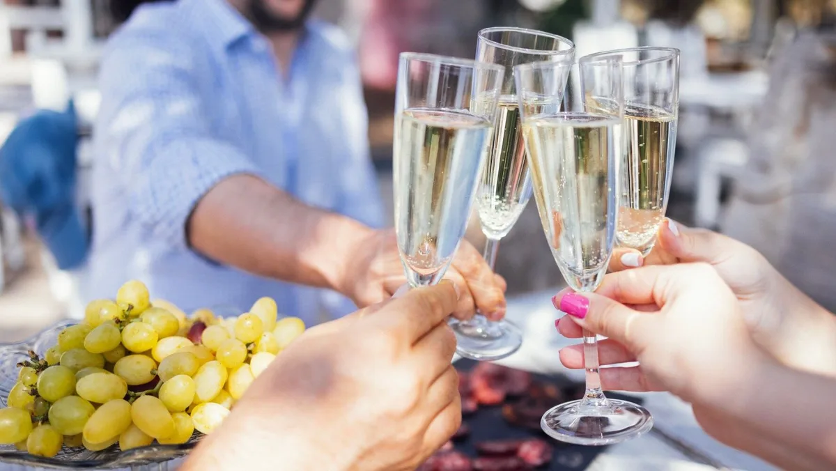 ¿Cómo tomar un prosecco? Un mixólogo nos da tips para maridar y hacer cocteles