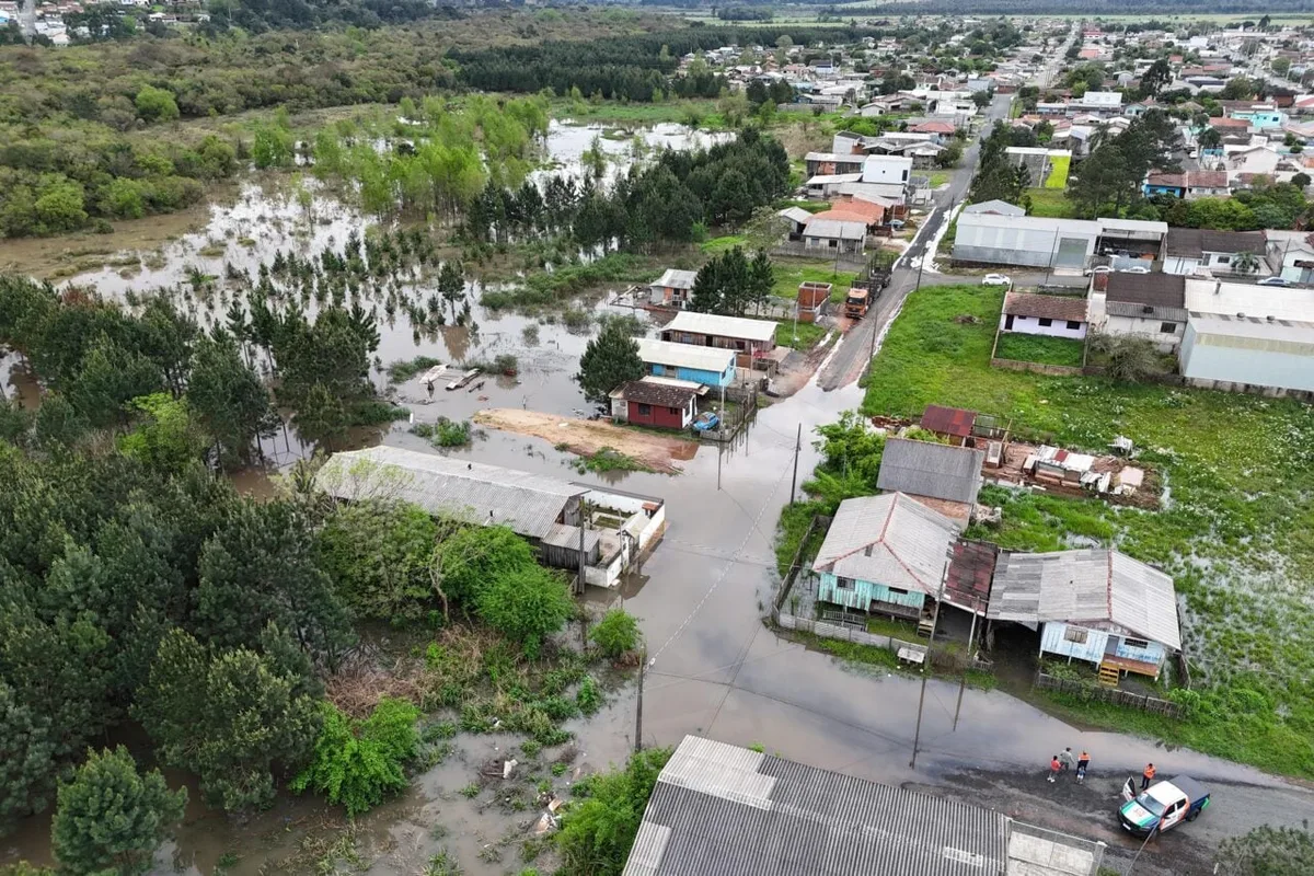 Força-tarefa atende moradores atingidos por enchente em União da Vitória, no Paraná