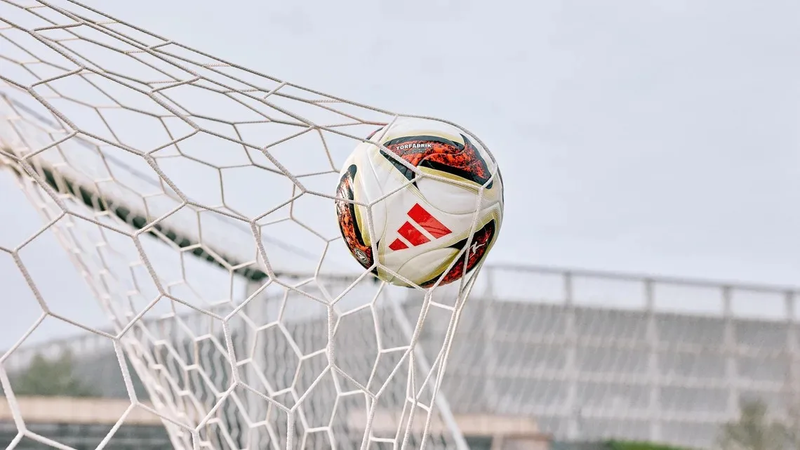 Nova bola do Campeonato Alemão se destaca pela velocidade e vira desafio para os goleiros