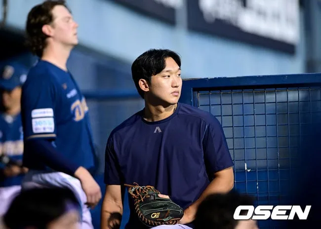 [사진]더그아웃에서 경기 주시하는 NC 구창모