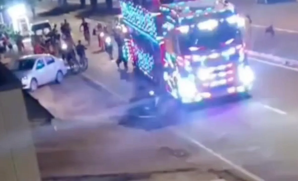 Motociclista morre após cair na frente de Carreta Furacão em Ariquemes