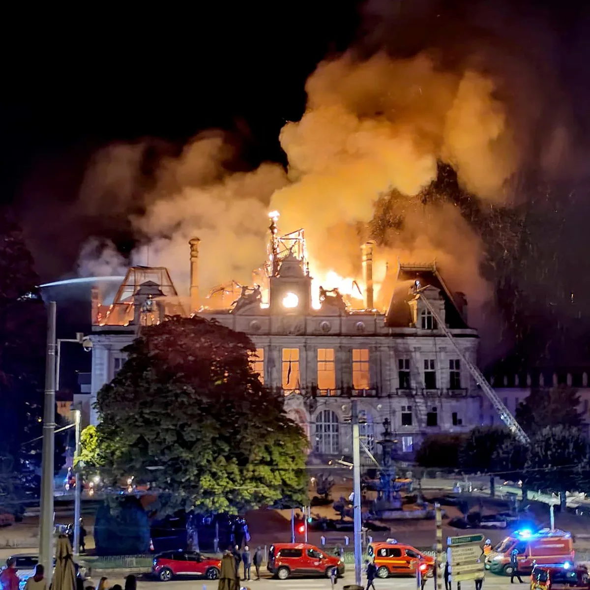 Frankreich - Randalierer in Limoges setzen unter Denkmalschutz stehendes Rathaus in Brand