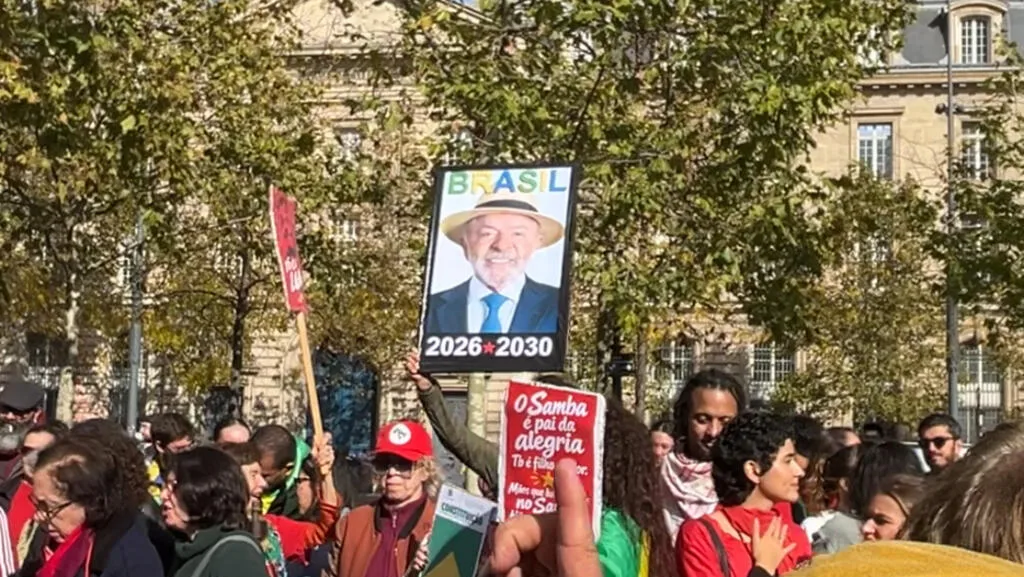 Em Paris, apoiadores de Lula reivindicam o verde-amarelo e pedem votos no segundo turno