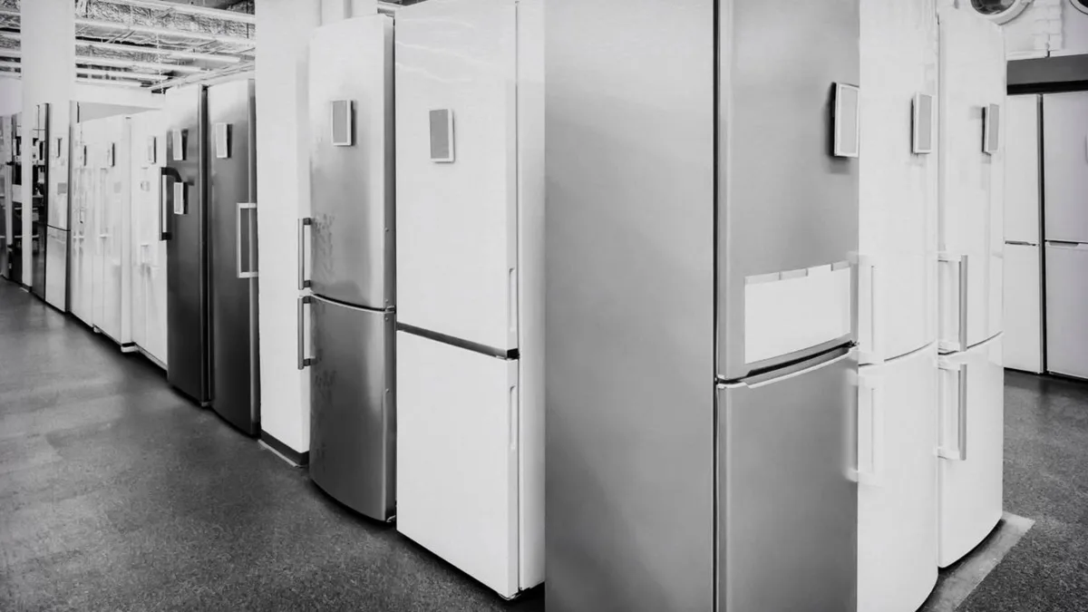 Fabricante de eletrodomésticos multinacional corta 3 mil empregos, fecha fábricas e muda produção de geladeiras; veja o que está acontecendo