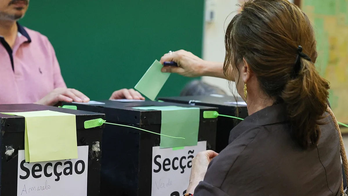 O clero secular: como a fé cega nos ‘peritos’ substituiu a democracia (e a responsabilidade)
