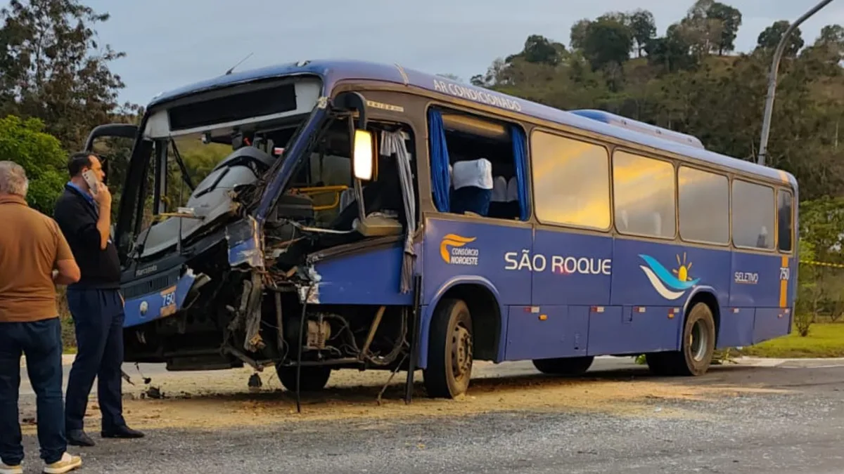 Colisão entre ônibus e caminhão deixa 13 passageiros feridos na BR 259 em Colatina