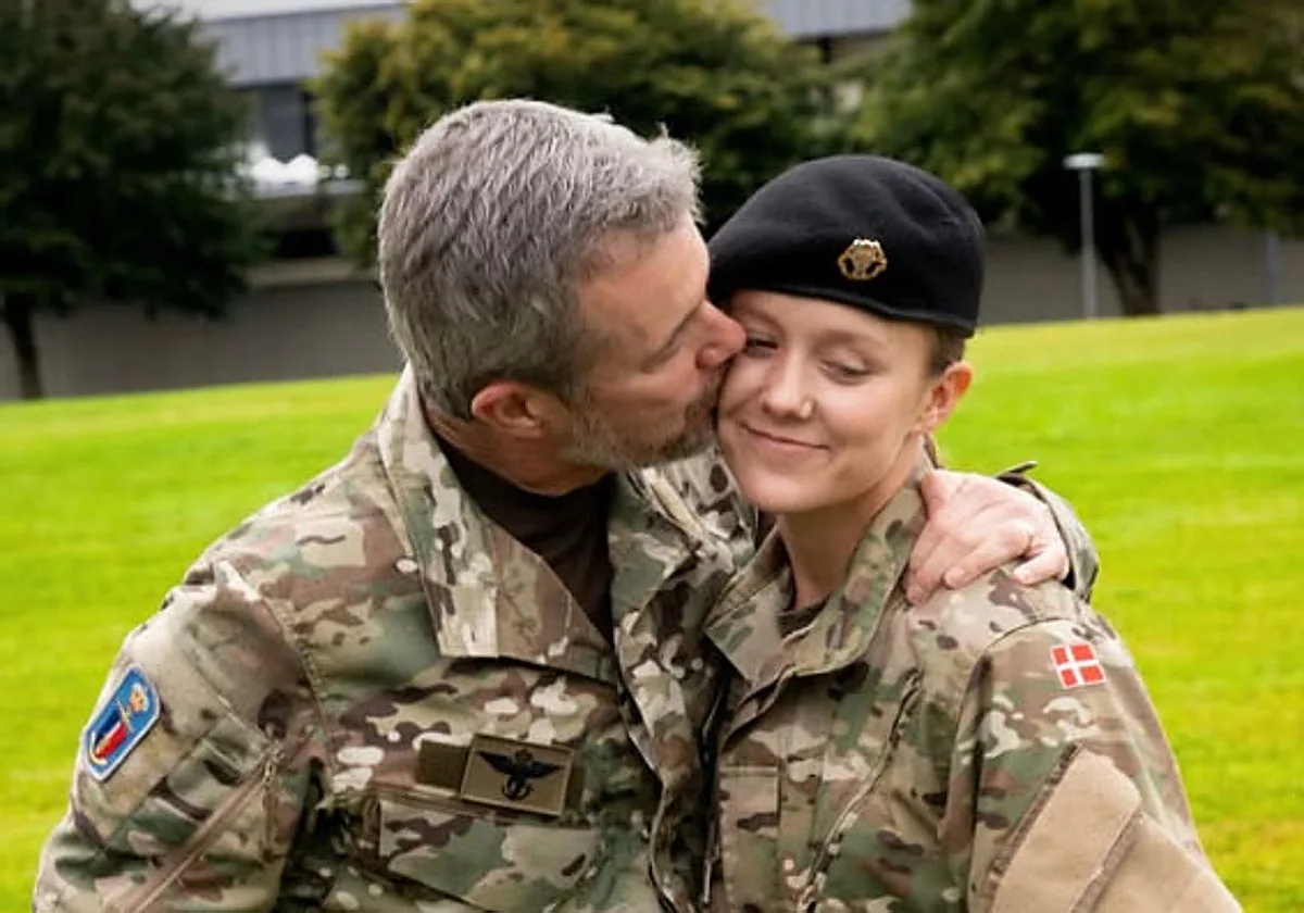 El emotivo reencuentro de los Reyes Federico y Mary de Dinamarca con Isabella tras su ingreso en el ejército