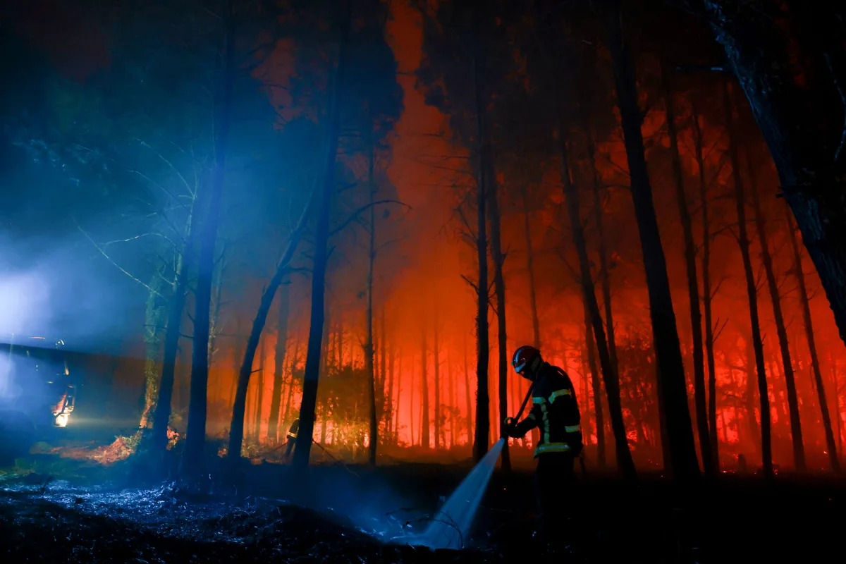 Europa arde e premiê francês é vaiado em visita a região devastada por incêndio; veja vídeo