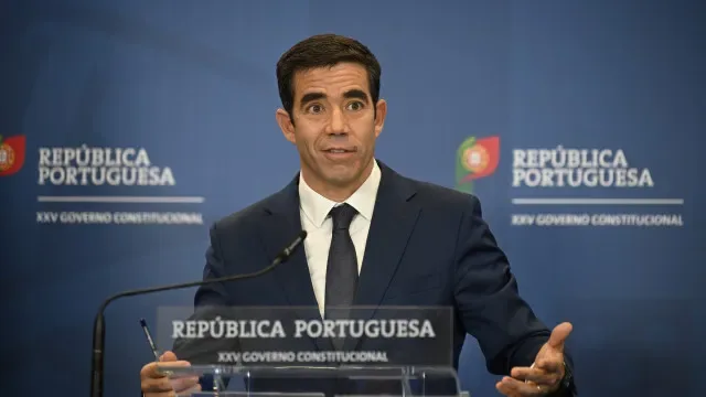Combustíveis? Leitão Amaro reconhece preço "muito alto" (e lembra apoio)