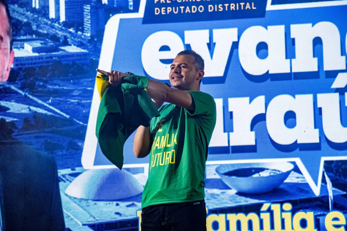Candidato a distrital Evandro Araújo é escoltado pela PM em ato de Lula
