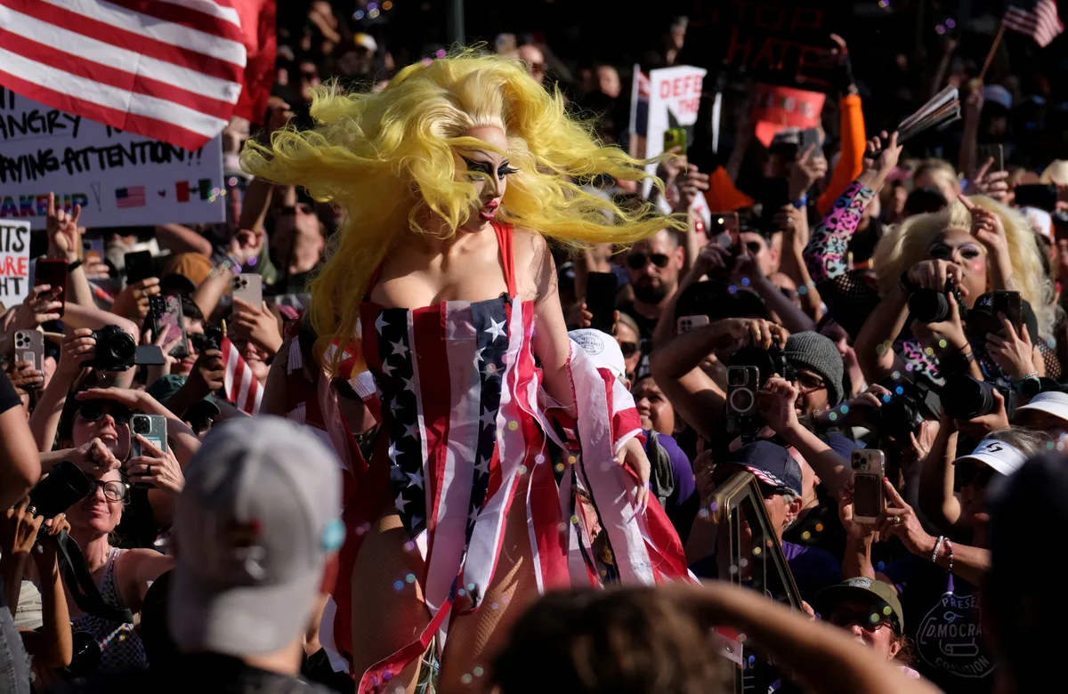 Un juez federal levantó la prohibición de espectáculos drag en Texas y dejó un mensaje a quienes se oponen: “Simplemente no vayan”
