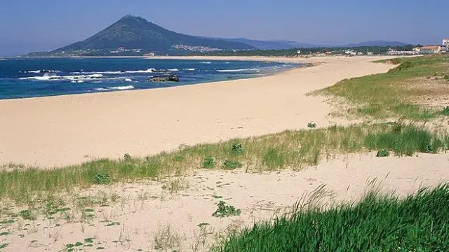 Lancha rápida encontrada encalhada na praia de Moledo em Caminha