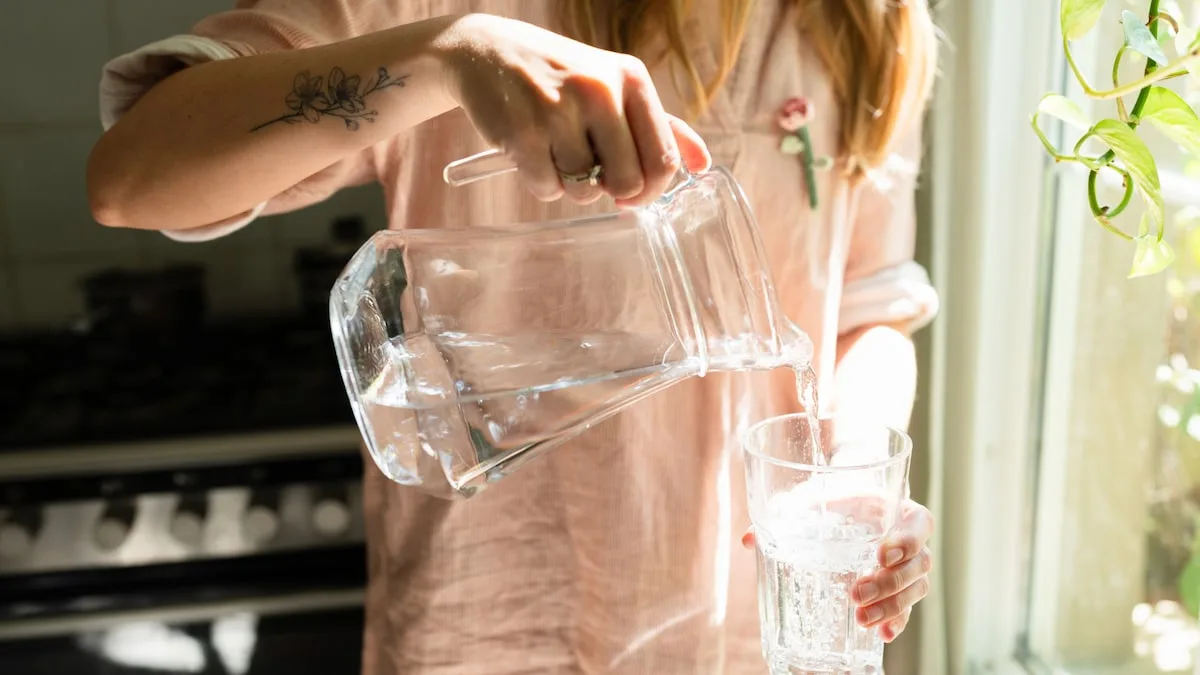 Bei Verstopfung hilft ein Glas warmes Wasser am Morgen