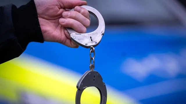 Versuchtes Tötungsdelikt: Nach 13 Jahren: Tatverdächtiger nach Messerangriff gefasst