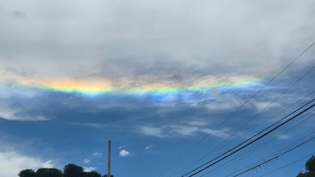 Nuvem colorida aparece no céu de Curitiba, e meteorologista explica fenômeno raro