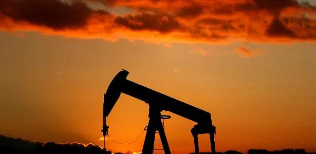 Petróleo volta a encostar em US$ 90 com dilema sobre reabertura de Hormuz