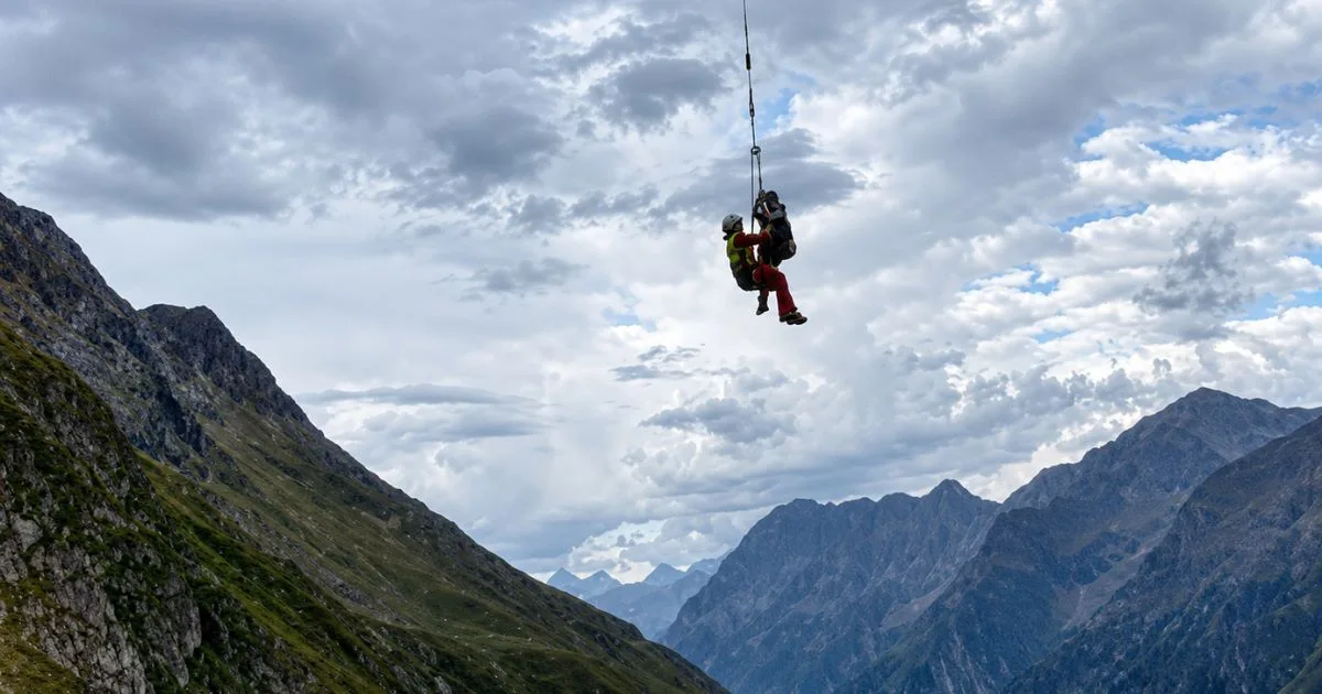Pais se aventuram em montanha perigosa com recém-nascidos em carrinhos de bebê e se perdem na trilha; o desespero toma conta no momento em que socorristas com helicópteros são acionados