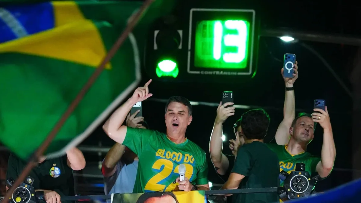 Campanha divulga foto de Flávio Bolsonaro fazendo o “L” embaixo do número “13”