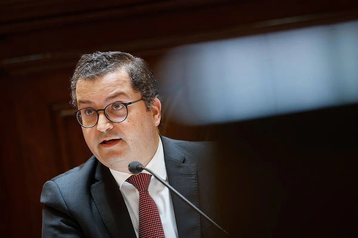 Descida do IVA nos combustíveis e bens alimentares causaria défice orçamental, avisa Ministro das Finanças