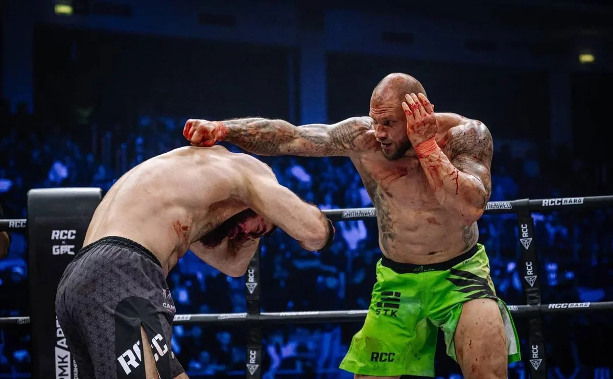 Экс-боец UFC победил в главном бою на кулачном турнире в Челябинске