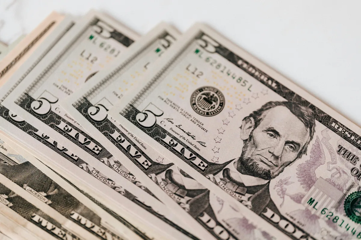 Dólar opera em alta, com foco em inflação americana e cenário político brasileiro