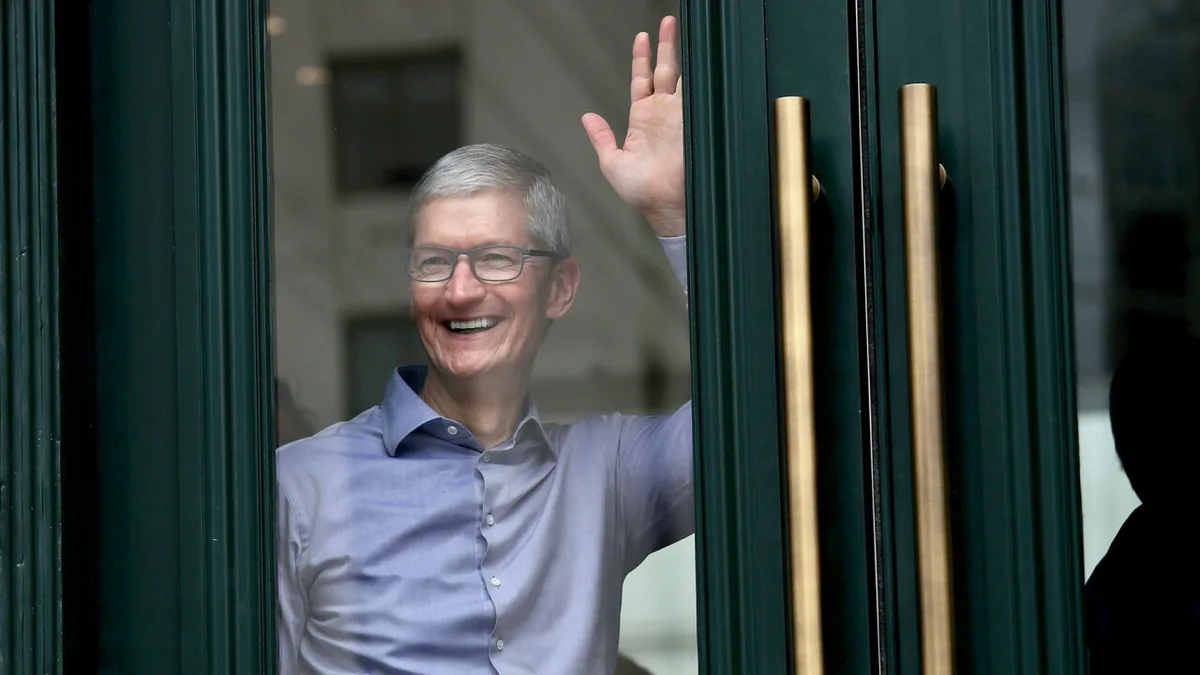 ¿De cuánto es la fortuna de Tim Cook, el CEO que deja Apple tras 15 años al frente de la empresa?