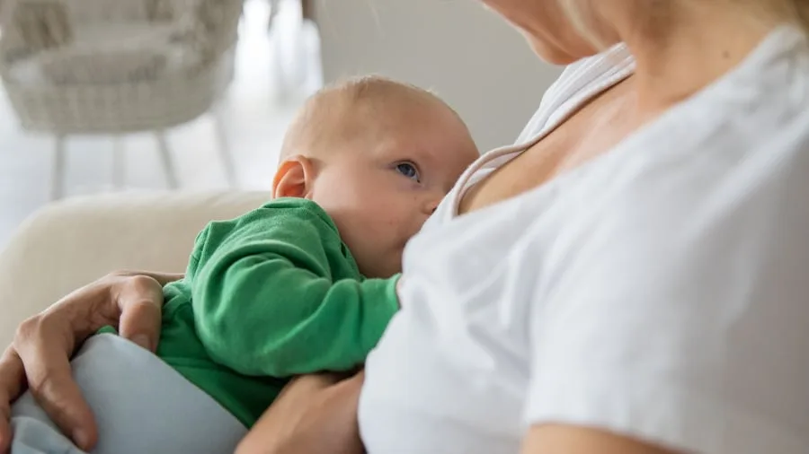 Muttermilch: Baby an die Brust: 10 Still-Mythen im Check