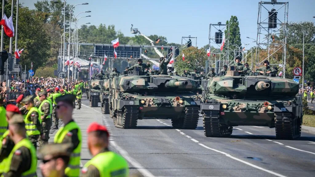 En plein réarmement, la Pologne a organisé à Varsovie le plus grand défilé militaire de son histoire