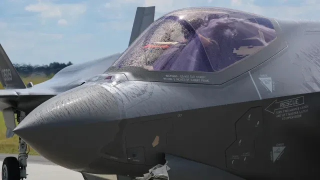China retém peças sensíveis de caça F-35 desviadas para Hong Kong