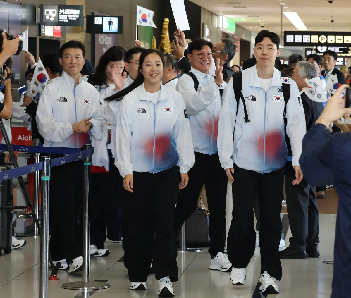 김용동·신유빈 기수… 한국 아시안게임 선수단, 16번째로 개막식 입장