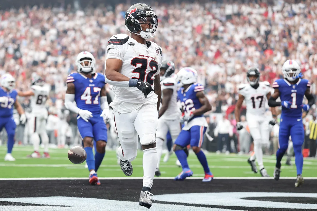 Week 2 Fantasy Football Start ’Em Sit ’Em: David Montgomery, Tetairoa McMillan
