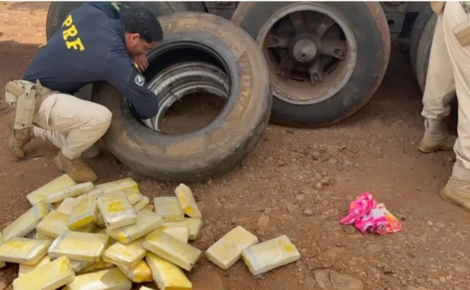 Motorista é preso ao tentar transportar cerca de 100 kg de cocaína escondidos em estepes na BR-277 em Cascavel