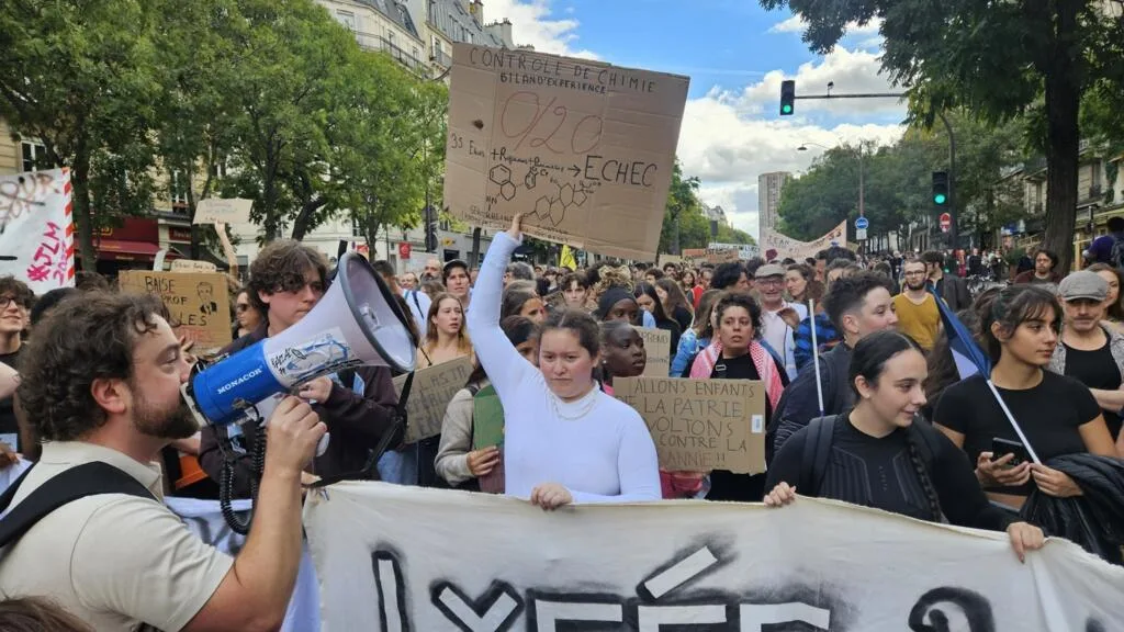 ‘Estamos fartos e queremos mudanças’: estudantes da França saem às ruas para 5° ato nacional