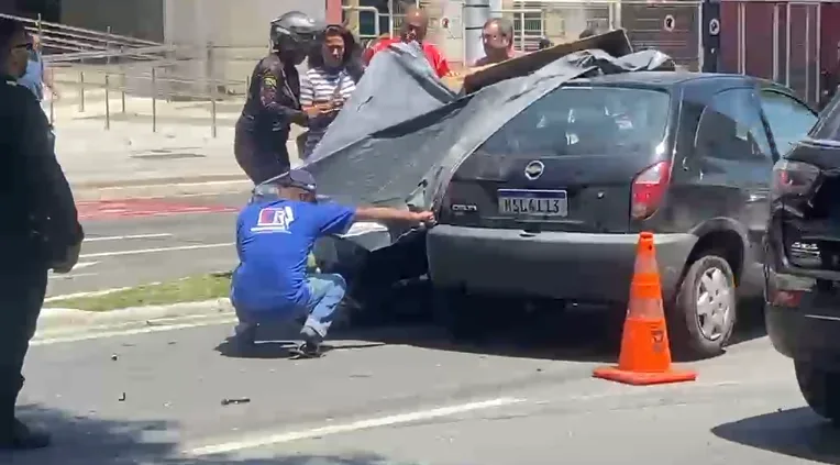 Carro e moto se envolvem em acidente em avenida de Vitória