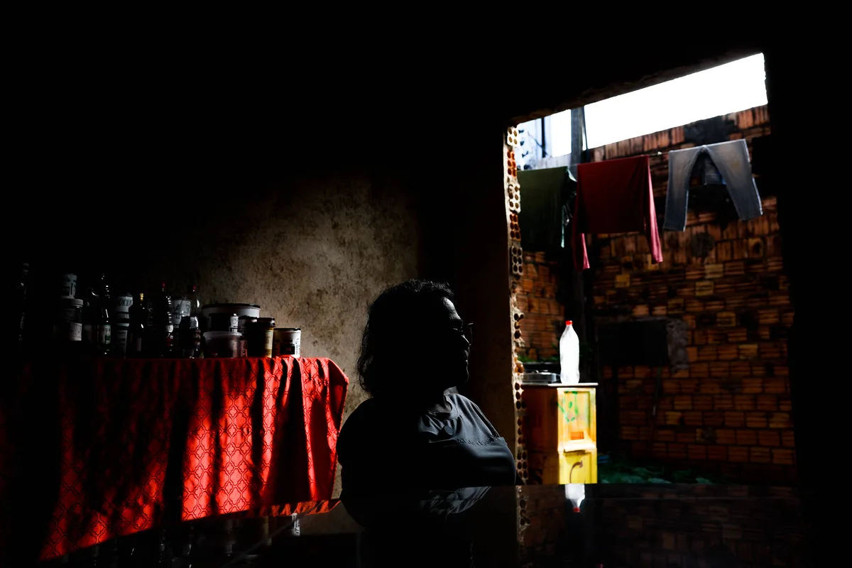Mulheres, indígenas e venezuelanos são atraídos para garimpo com promessa de riqueza fácil
