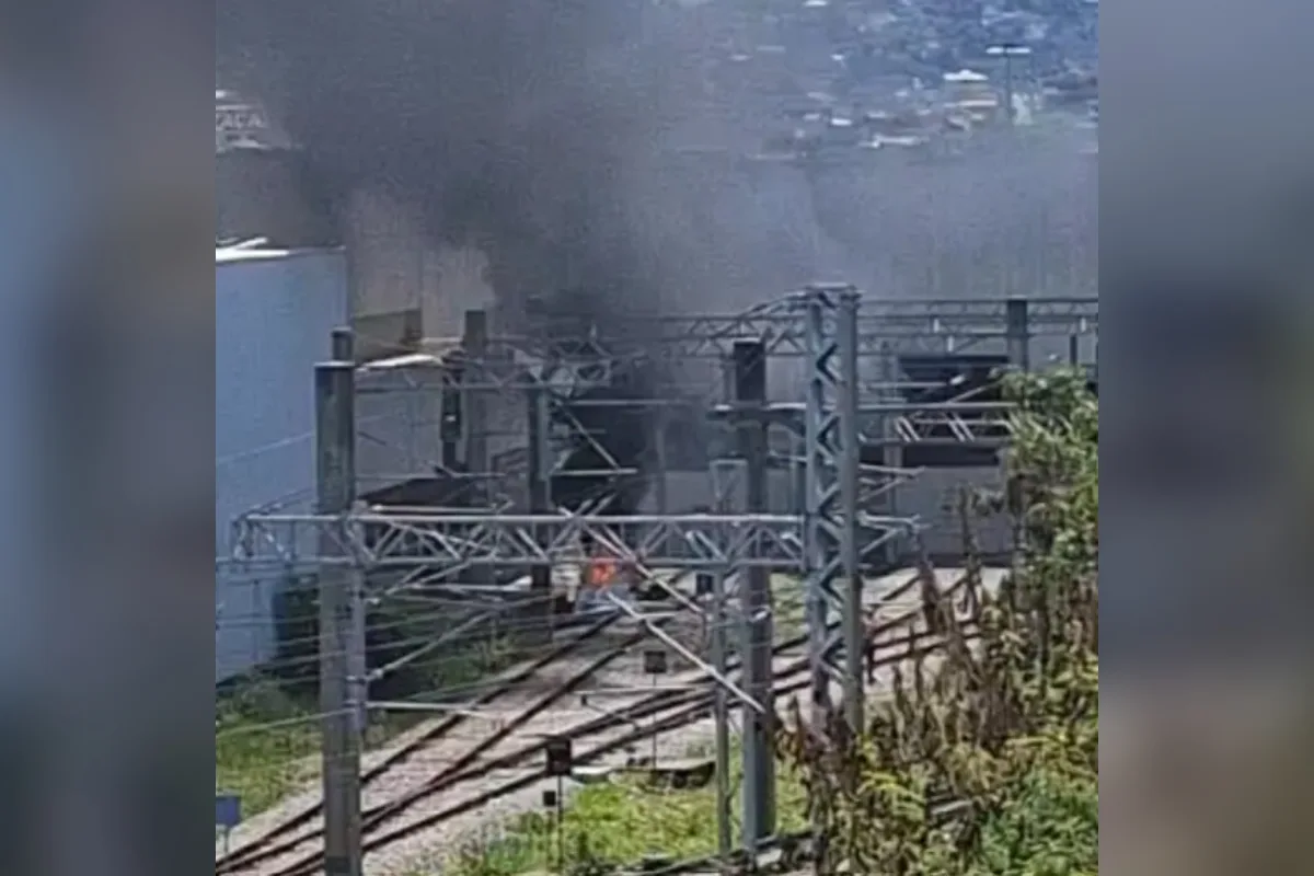 Avião de pequeno porte cai próximo a estação de metrô em BH; piloto morreu