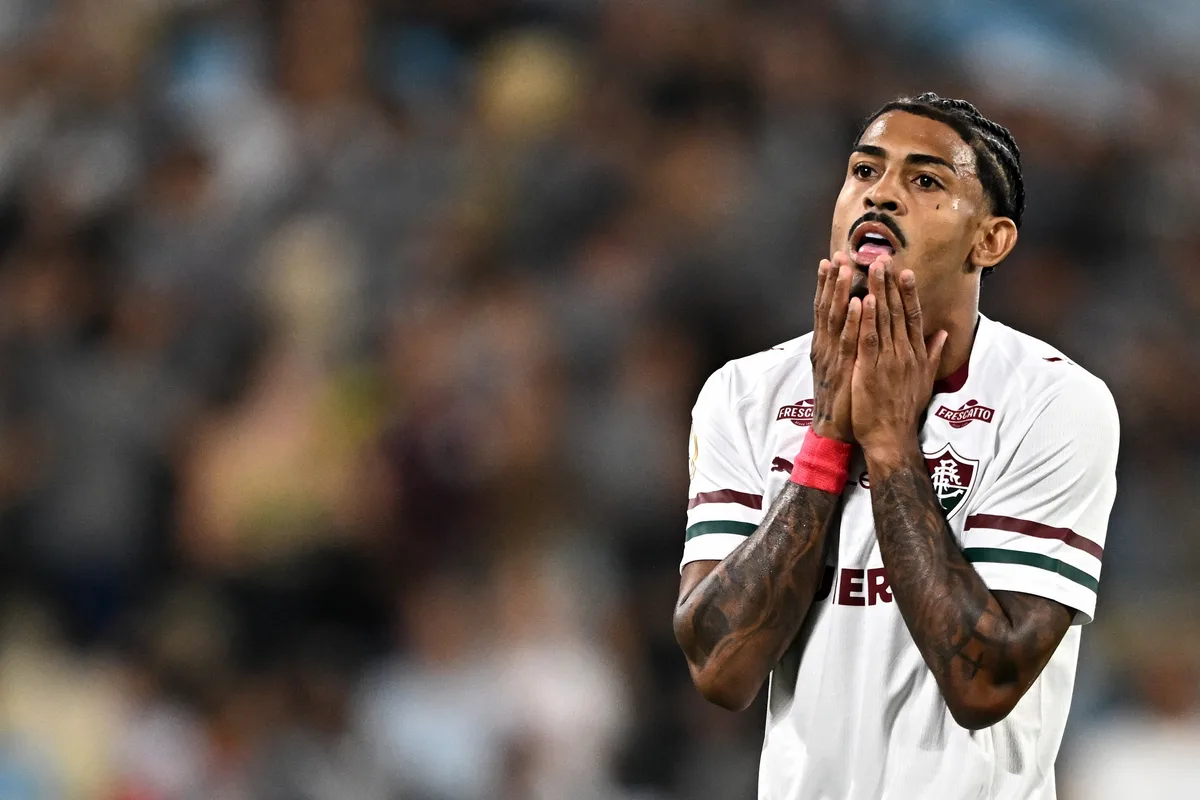 John Kennedy, atacante do Fluminense, volta a ser internado após realizar cirurgia no joelho