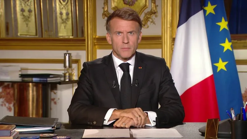 Malgré la crise en France, Emmanuel Macron part sur le front du pétrole dans le Golfe pour "sécuriser nos approvisionnements" de carburants