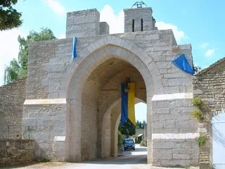 Cette cité médiévale avec ses portes fortifiées et ses demeures en pierre est une destination idéale pour un week-end