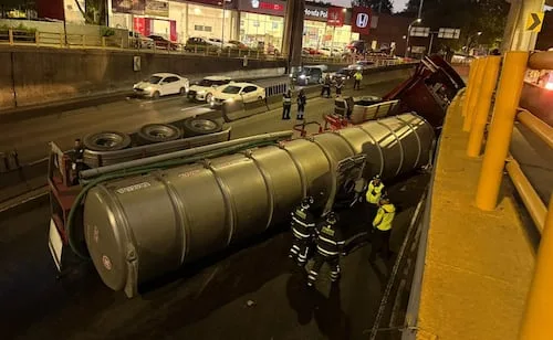 Vuelca pipa de agua y genera afectaciones viales en Periférico; el conductor resultó lesionado