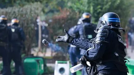 Quand les policiers et gendarmes ont-ils le droit d'utiliser des armes intermédiaires comme les grenades, les LBD et les gaz lacrymogènes dans le cadre du maintien de l'ordre ?