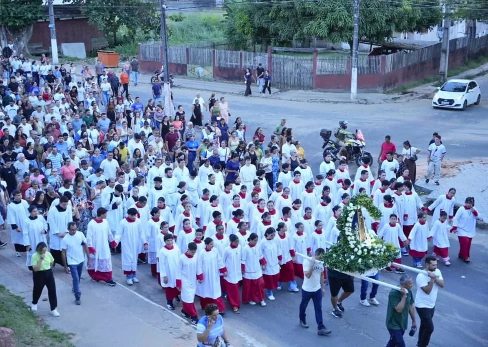 Procissão reúne centenas de fiéis de Nossa Senhora Aparecida em Cruzeiro do Sul
