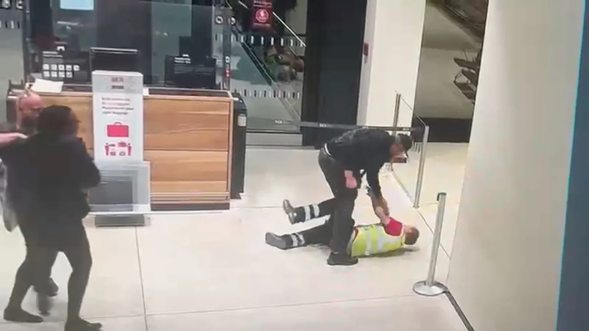 Schockierendes Video vom Berliner Airport - Passagier prügelt Flughafen-Mitarbeiter blutig