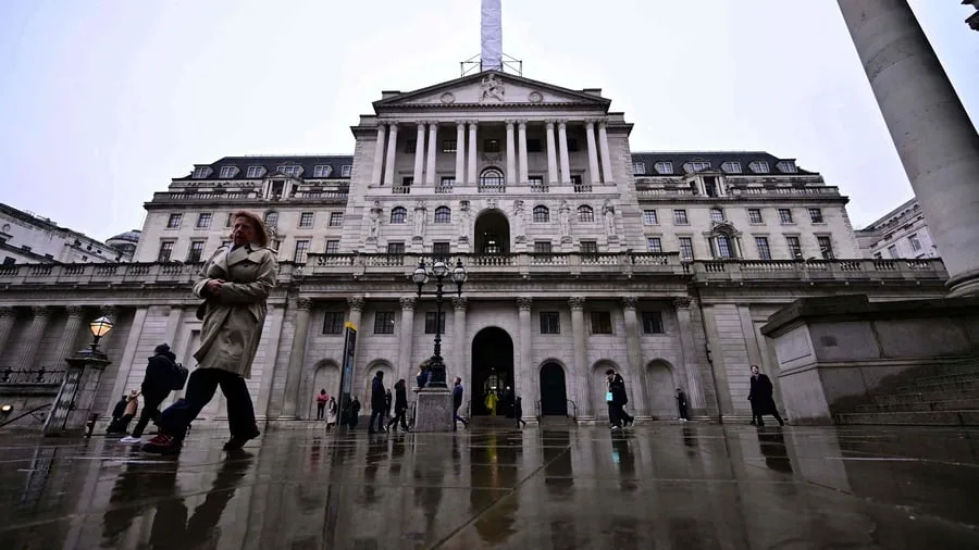 Geldpolitik: Notenbank in London hält Leitzins konstant – noch