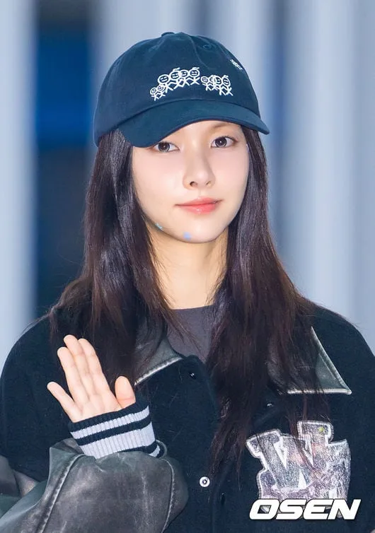 [사진]아일릿 윤아,'다정한 눈맞춤 손인사'