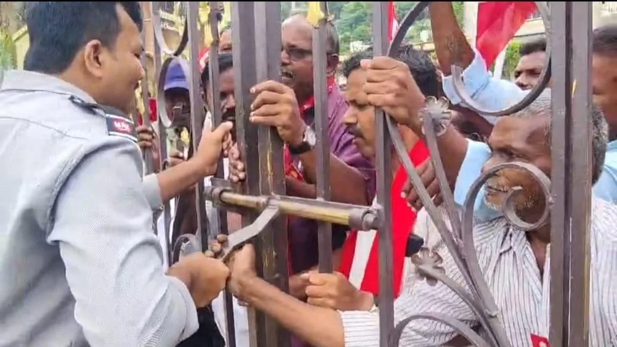 CPI(M) protests hike in Vijaya Dairy milk prices