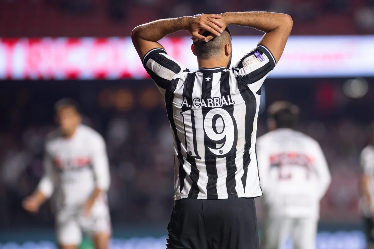 Arthur Cabral é o primeiro jogador expulso pela Lei Vini Jr. no Brasil