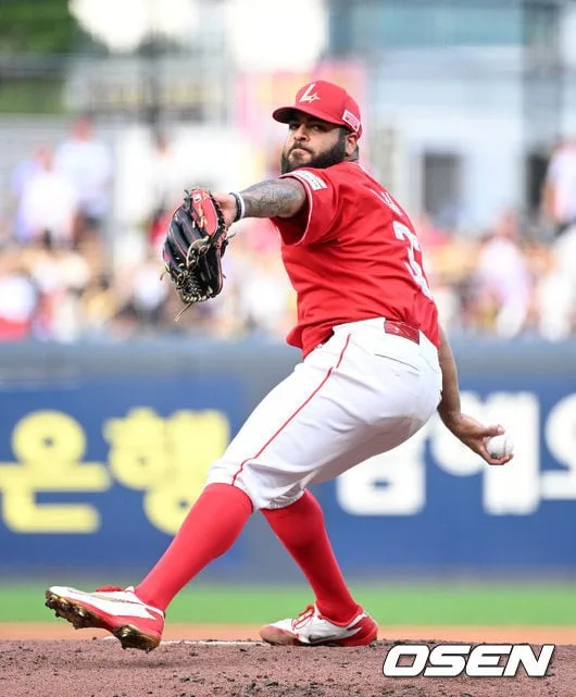 [사진]역투하는 SSG 선발 아빌라